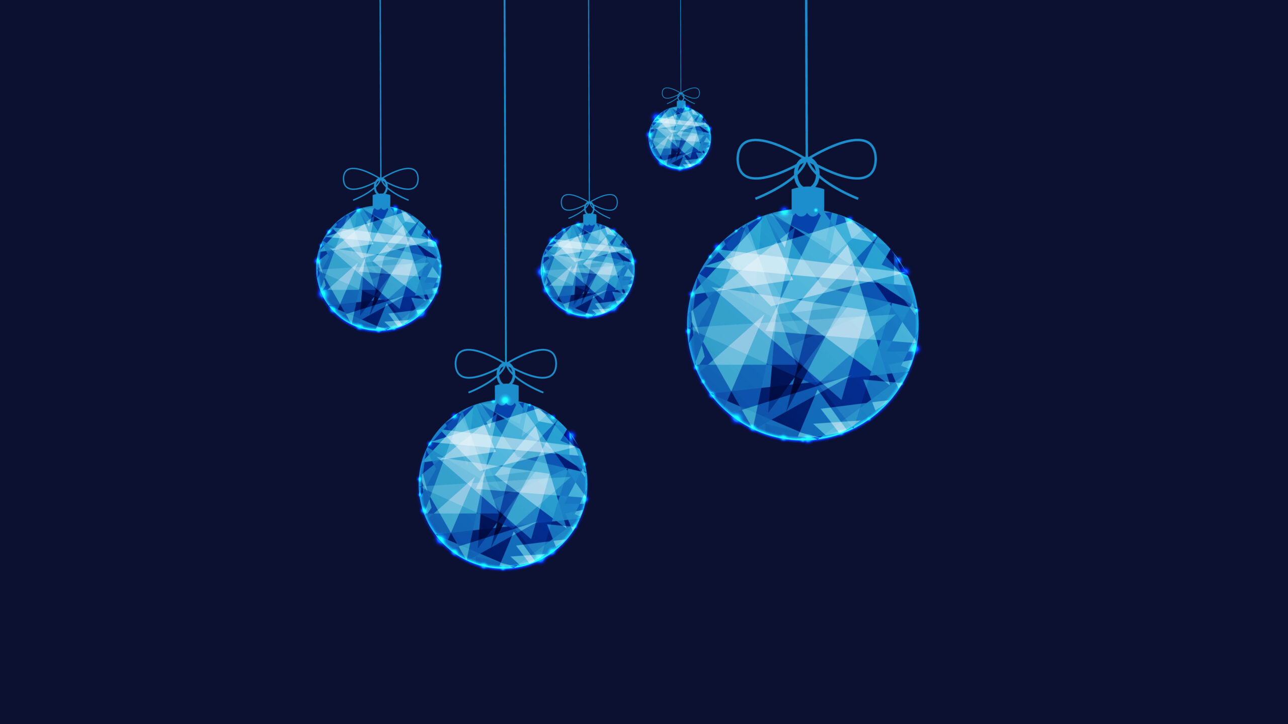Weihnachtskugeln auf blauem Hintergrund