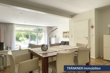 Blick vom Essbereich ins Wohnzimmer